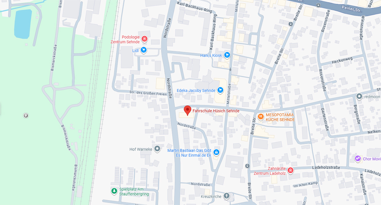 Kartenausschnitt von Google Maps mit der markierten Position der Fahrschule Hüsich in Sehnde, Nordstraße 22. In der Umgebung sind unter anderem das Rathaus Sehnde, ein Edeka-Markt, die Kita Ladeholz und das Zahnarztzentrum Ladeholz zu sehen.